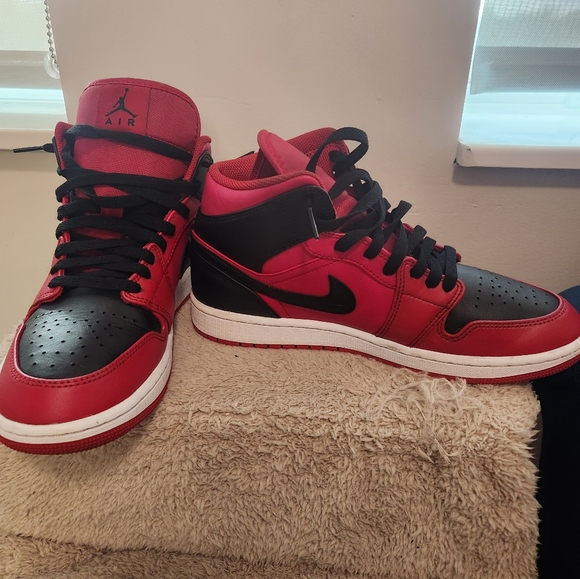 Jordan 1 Mid Reverse Bred (2021) Size 8 - Picture 2 of 7